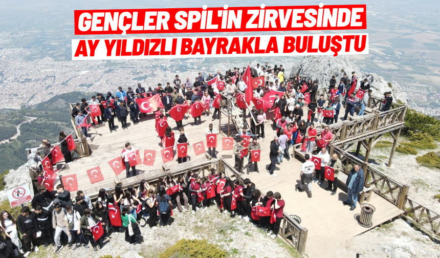 Gençler Spil'in zirvesinde ay yıldızlı bayrakla buluştu