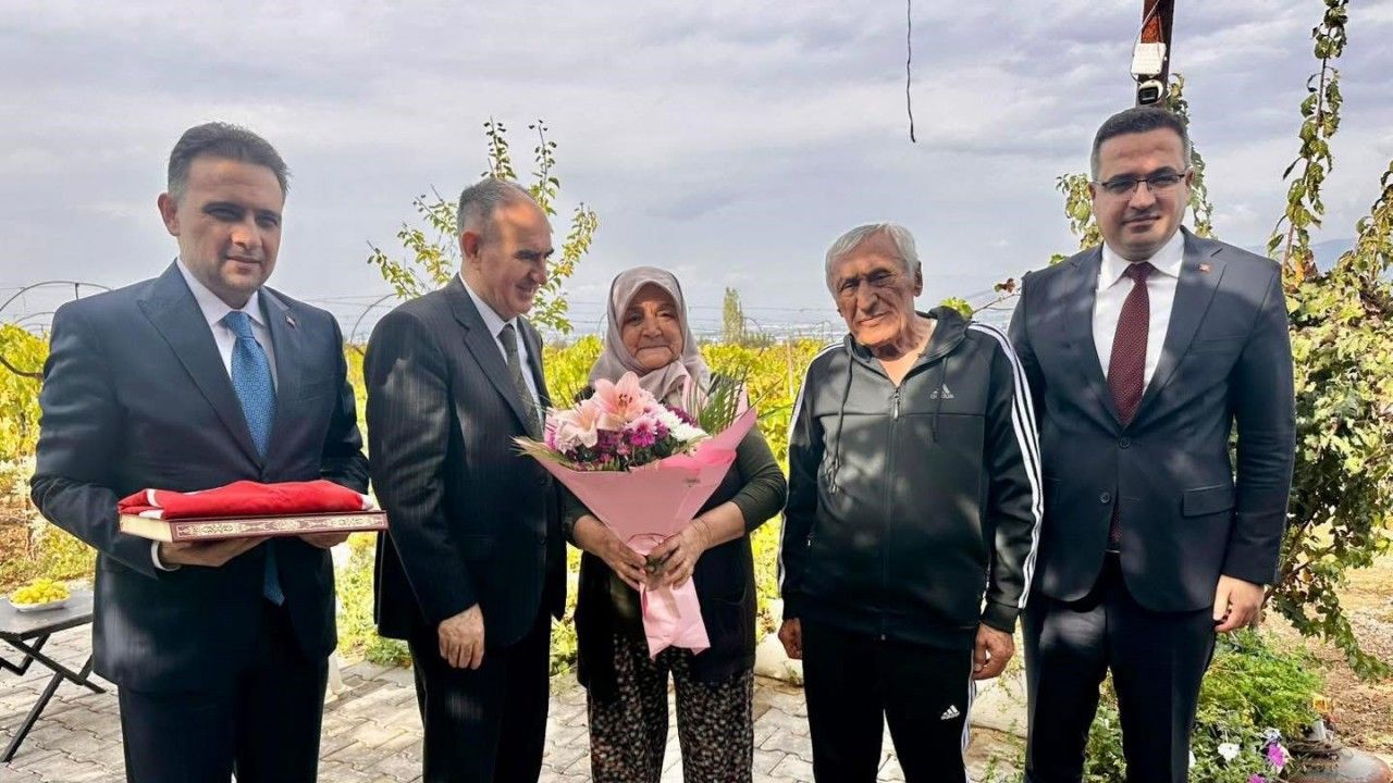 Vali Özkan ve beraberindekilerden şehit ailesine anlamlı ziyaret