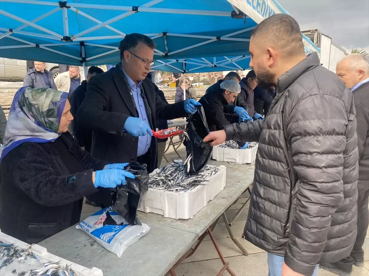 Alasehir De Ilce Sakinlerine 8 Ton Hamsi Dagi 19602443 Amp