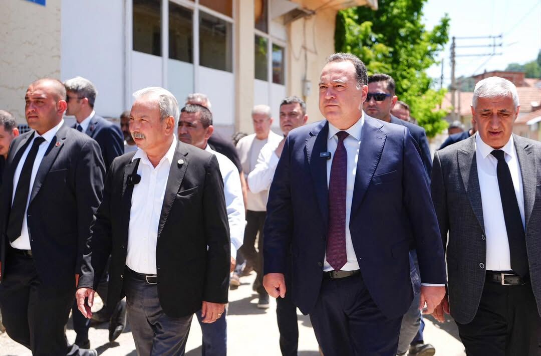 Salihli’deyiz.belediye Başkanımız Mazlum Nurlu Ile Birlikte, Sel Afetinden Etkilenen Vatandaşlar (1)