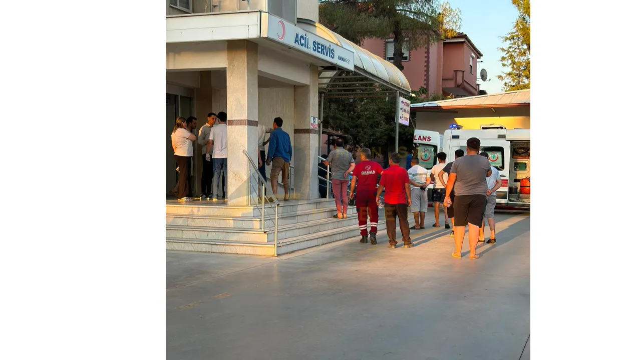 Alasehirde Devrilen Traktorun Altinda Kalan Genc Agir Yaralandi 1